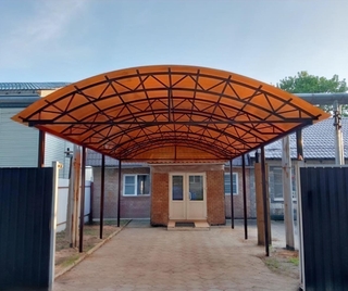 Оранжевый арочный навес из поликарбоната для авто