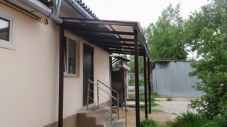 Навес из поликарбоната односкатный (пристройка над крыльцом у дома) Навес из поликарбоната односкатный (пристройка над крыльцом у дома)